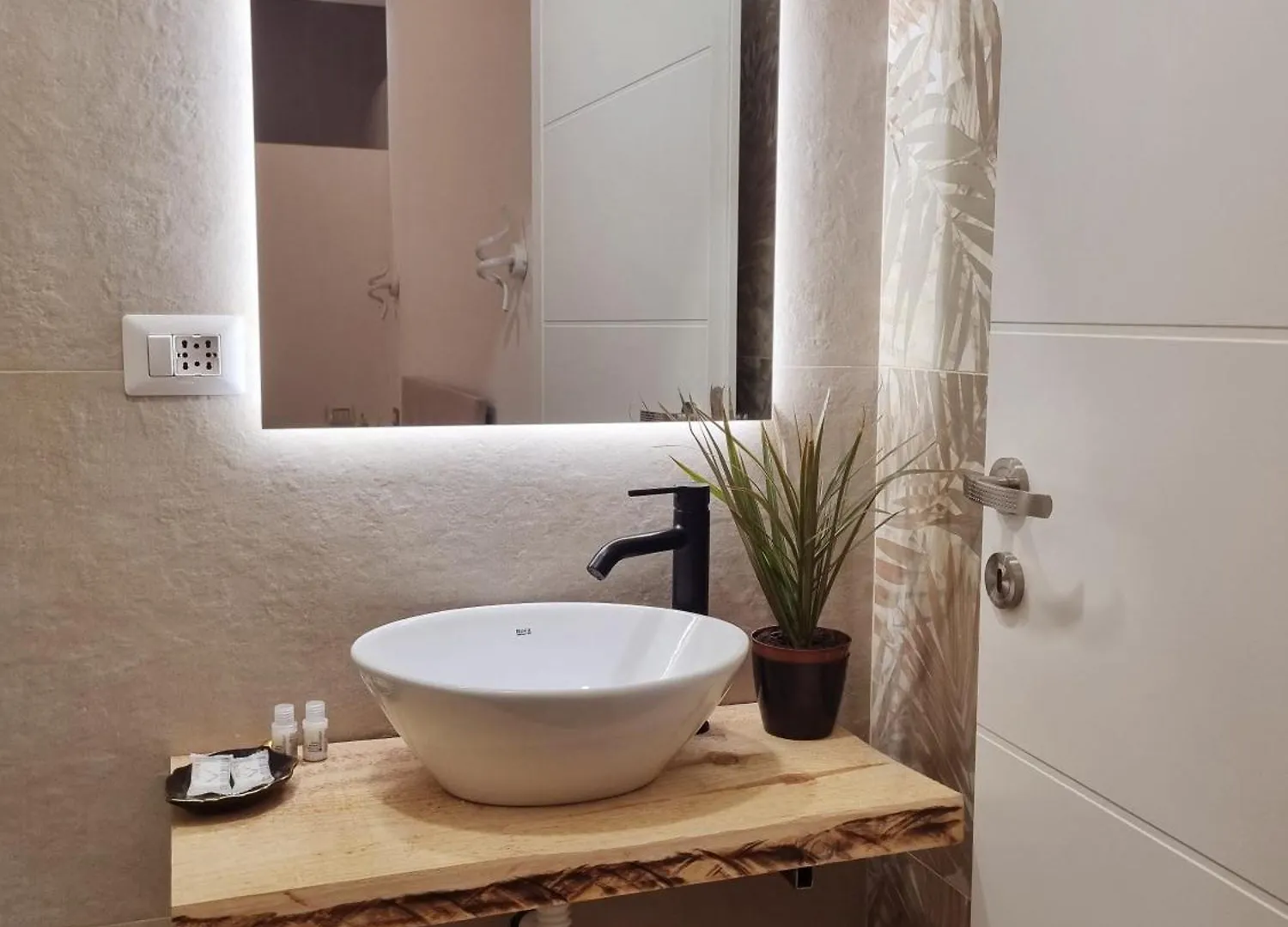 Bed and Breakfast Italo House Opera 0*,  Italien