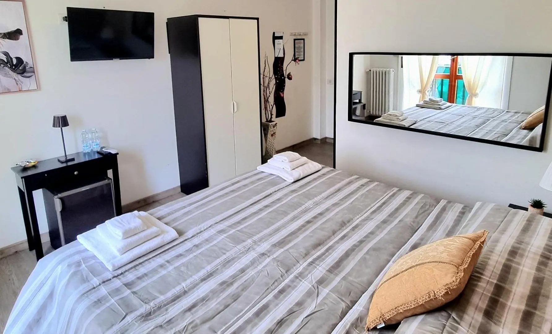 Bed and Breakfast Italo House Opera 0*,  Italien